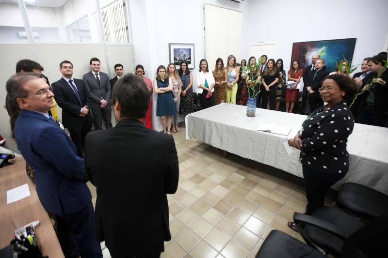 O procurador-geral do Estado do Pará, Ophir Cavalcante Junior, deu posse nesta quinta-feira (1º) à nova procuradora do Estado, Luiza Rosa Mesquita, aprovada no 20º concurso público realizado pela Procuradoria Geral do Estado do Pará (PGE), em 2015. A cerimônia de posse ocorreu no gabinete do titular da PGE, no prédio-sede da instituição, em Belém. Luíza Mesquita, 27 anos, e o procurador-geral do Estado assinaram o termo de posse numa cerimônia que contou com a presença de familiares da nova magistrada, procuradores, servidores da PGE e membros da direção da Associação dos Procuradores do Estado do Pará (Apepa). “Hoje é um dia marcante na minha vida, a realização de um sonho. Tenho plena consciência dos deveres e responsabilidades do cargo que estou assumindo nesta data e tenho muito amor pelo meu Estado, por isso prometo não medir esforços para somar ao máximo possível às atividades da PGE e colaborar da melhor forma nas ações de defesa do Pará e da sociedade paraense e de consultoria jurídica ao governo. É uma honra fazer parte do quadro funcional desta instituição”, frisou a nova procuradora.
FOTO: CARLOS SODRÉ
DATA: 02.02.2018
BELÉM - PARÁ <div class='credito_fotos'>Foto: CARLOS SODRÉ / AG. PARÁ | <a href='/midias/2018/originais/5a970857-eb4e-471e-9a67-1ab3ed3fdb73.jpg' download><i class='fa-solid fa-download'></i> Download</a></div>