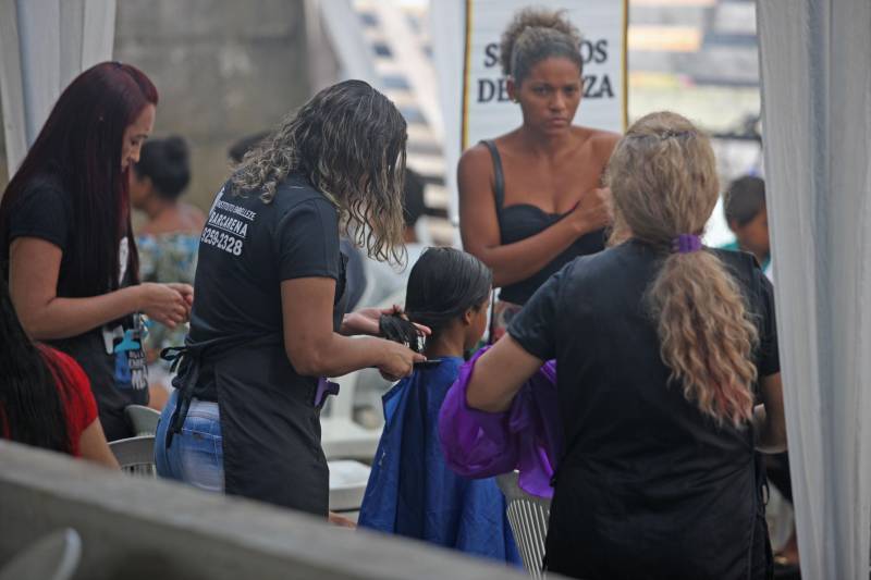 Aos 22 anos, Cláudio Cardoso está desempregado e procura um trabalho para sustentar o filho. Neste domingo (11) ele aproveitou a presença da Caravana Pro Paz no município de Barcarena, distante 15 quilômetros da capital, para retirar seus documentos e até aproveitou para cortar os cabelos. Na segunda-feira (12) pretende sair em busca de um emprego. Ele é um dos mil beneficiados pelos atendimentos feitos na cidade pela Caravana Pro Paz, uma ação do Governo do Pará, que busca garantir o acesso da população mais carente a serviços de atenção às necessidades básicas do cidadão, como atendimentos médicos, exames, vacinação, entre outros, com ações de mobilização em diversas regiões e municípios, a fim de fortalecer a cidadania paraense. “Os documentos e aparências são muito importantes para conseguir um trabalho, por isso estou aproveitando para fazer tudo para na segunda-feira continuar procurando emprego”, comentou Claudio. Ele está separado e quer encontrar um trabalho para sustentar o filho. A Caravana Pro Paz está iniciando os trabalhos em 2018 por Barcarena, nas comunidades de Vila Nova, Bom futuro e Burajuba afetadas pelo transbordamento de rejeitos da Hydro Alunorte, no início deste mês. Os serviços de retirada de documentos (Certidão de Nascimento, RG, Registro Social, ID Jovem), atendimento médico (pediatria, ginecologia e clínica geral), consulta jurídica, exames vacinas e cortes de cabelo foram ofertados em parceria com a Prefeitura do município.
FOTO: IGOR BRANDÃO / AG PARÁ
11.03.2018
BARCARENA - PARÁ <div class='credito_fotos'>Foto: IGOR BRANDÃO / AG. PARÁ | <a href='/midias/2018/originais/5a98e419-06de-43e6-b769-50c08bfe139a.jpg' download><i class='fa-solid fa-download'></i> Download</a></div>
