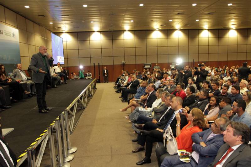 O primeiro dia do Fórum Permanente de Prefeitas e Prefeitos dos Municípios Sustentáveis contou com a participação de 85 prefeitos , 17 vices e 21 secretários municipais dos 141 municípios manifestaram interesse em adotar as diretrizes do programa. Para o governador Simão Jatene (foto), esta grande participação simboliza a união de agentes públicos que colocaram os interesses coletivos acima dos interesses individuais para construir um estado melhor para todos. Com o tema “Gestão Compartilhada”, o evento traz as experiências e os desdobramentos das agendas governamentais que foram planejadas em parceria com as gestões municipais. Através da Secretaria Extraordinária de Municípios Sustentáveis (Semsu) Governo do Pará, por meio da Semsu, investe na capacitação dos municípios para a promoção de uma gestão fiscal eficiente. Para Izabela Jatene, este primeiro dia serviu para sinalizar o quanto os gestores estão preocupados com o equilíbrio da questão fiscal dos municípios e em desenvolver uma governança compartilhada para desenvolver seus municípios.
FOTO: CRISTINO MARTINS / AG. PARÁ
DATA: 07.02.2018
BELÉM - PARÁ <div class='credito_fotos'>Foto: Cristino Martins/Ag. Pará | <a href='/midias/2018/originais/5a99144a-e130-4ba1-af26-d6950cb8c19c.jpg' download><i class='fa-solid fa-download'></i> Download</a></div>