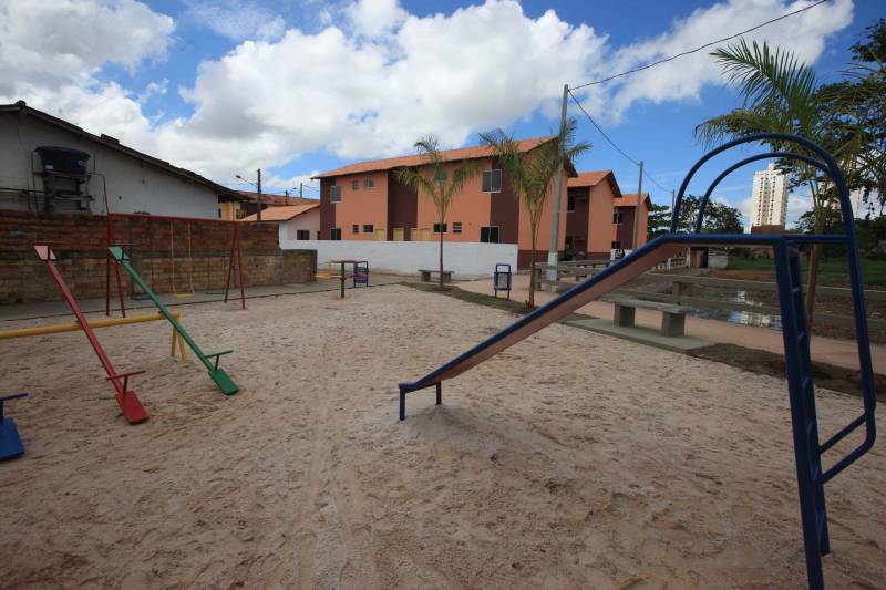 A Cohab entregou hoje(07) mais 30 unidades habitacionais do Projeto Taboquinha, em Icoaraci, que contempla a construção de moradias e infraestrutura urbana, incluindo a recuperação ambiental em torno do Igarapé Tabocão, propiciando a retomada das atividades dos pescadores da área. O projeto prevê ainda a entrega de mais 20 unidades habitacionais, o que deverá ocorrer em 2019. Seu Luís França, de 85 anos, foi um dos primeiros a chegar para a entrega das unidades habitacionais do Taboquinha. Ele ficou emocionado ao receber as chaves de sua nova casa. "Hoje é um dia de alegria pra mim, agradeço a todos que trabalharam nesse projeto, pra dar essa casa para nós", disse o idoso que irá morar com a filha no novo endereço.

FOTO: SIDNEY OLIVEIRA / AG. PARÁ
DATA: 07.12.2018
ICOARACI - PARÁ <div class='credito_fotos'>Foto: Sidney Oliveira/Ag. Pará   |   <a href='/midias/2018/originais/5a9ff2a6-a54d-43d6-9498-f8f175aecac8.jpg' download><i class='fa-solid fa-download'></i> Download</a></div>