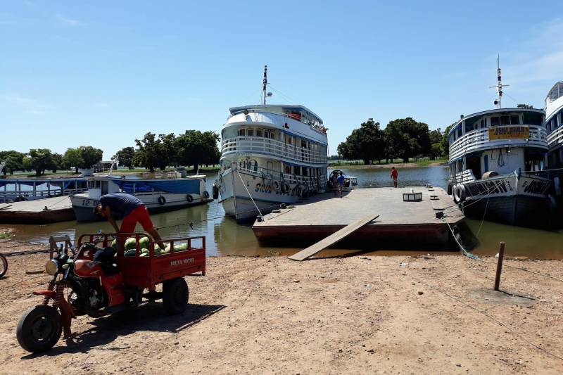 Em Curuá, também na região oeste, a obra para a construção do terminal de cargas e passageiros do município, iniciada em dezembro do ano passado, segue em ritmo acelerado. Orçado em R$ 3.205.923,46, o novo terminal vai atender a demanda do município, de 13.562 habitantes, e que tem no tranporte fluvial o principal meio para escoar a produção e também para o deslocamento da população. Na foto, balsa improvisada em Curuá.

FOTO: SAMUEL ALVARENGA / SECOM
DATA: 09.02.2018
CURUÁ - PARÁ <div class='credito_fotos'>Foto: Samuel Alvarenga / Secom   |   <a href='/midias/2018/originais/5aa23a8e-39ea-4d4d-88cb-8439e201df5f.jpg' download><i class='fa-solid fa-download'></i> Download</a></div>