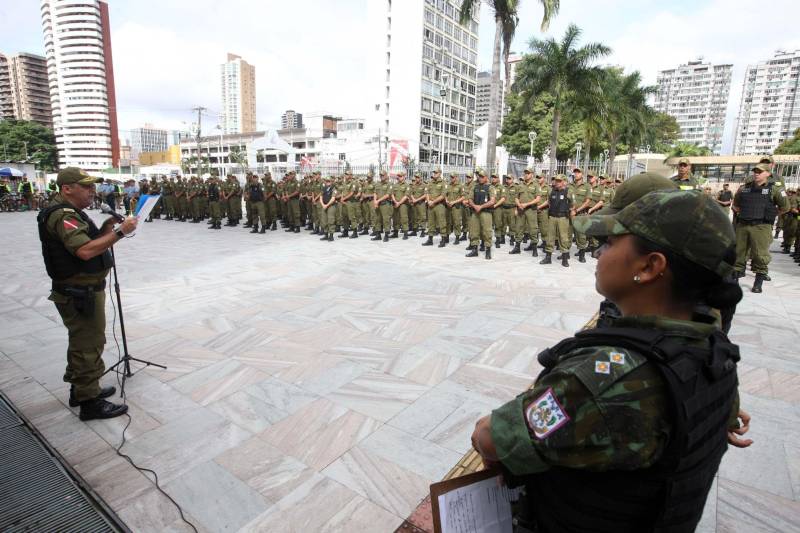 Cerca de 2 mil alunos do curso de formação de praças da Polícia Militar cumprem neste sábado (12) uma etapa importante da preparação: eles saem pela primeira vez às ruas, no estágio supervisionado, para vivenciar situações reais da carreira e, ao mesmo tempo, reforçar o policiamento ostensivo. Em Belém, cerca de 500 homens e mulheres se concentraram na Praça Santuário, em frente à Basílica de Nazaré, e saíram, em seguida, para diversos pontos da capital. A ação faz parte do pacote de medidas de combate à criminalidade e reforço da segurança pública anunciado pelo Governo do Estado.
FOTO: SIDNEY OLIVEIRA / AG. PARÁ
DATA: 12.05.2018
BELÉM - PARÁ <div class='credito_fotos'>Foto: Sidney Oliveira/Ag. Pará | <a href='/midias/2018/originais/5aa7bea6-235f-4a52-a20d-0a503674d3d3.jpg' download><i class='fa-solid fa-download'></i> Download</a></div>