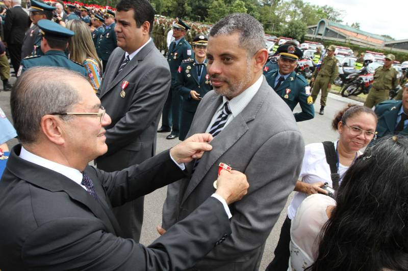A cerimônia pelo Dia de Tiradentes, patrono das polícias militares do Brasil, este ano, no Pará, teve um toque especial. Na manhã desta quinta-feira, 20, no Comando Geral da Polícia Militar do Estado, foram oficializadas as promoções de 539 policiais e entregues 170 novos veículos para a corporação. O governador Simão Jatene participou da cerimônia. A frota vai ajudar no combate à criminalidade na região metropolitana de Belém e interior do estado. Dos 170 veículos entregues para reforçar o policiamento, 60 são motocicletas, 60 viaturas modelo Palio Weekend com cela e 50 Pick-ups, com cela, todos em regime de locação, que serão somados à frota. Serão investidos mensalmente 4 milhões de reais. As 539 promoções beneficiam policiais militares da capital e do interior do estado, sendo 462 praças e 77 oficiais. “Eu me sinto lisonjeada e quero chegar à capitã”, disse Rejane Santa Brígida Miranda, promovida de soldado a cabo. “Fico feliz também por termos um plano seguro, de carreira e me sinto prestigiada na carreira que escolhi”, completou Rejane.
FOTO: CRISTINO MARTINS / AG PARÁ
DATA:20.04.2018
BELÉM - PARÁ <div class='credito_fotos'>Foto: Cristino Martins/Ag. Pará | <a href='/midias/2018/originais/5aaa236e-a5d8-4f31-82e6-2c0b94fc667c.jpg' download><i class='fa-solid fa-download'></i> Download</a></div>