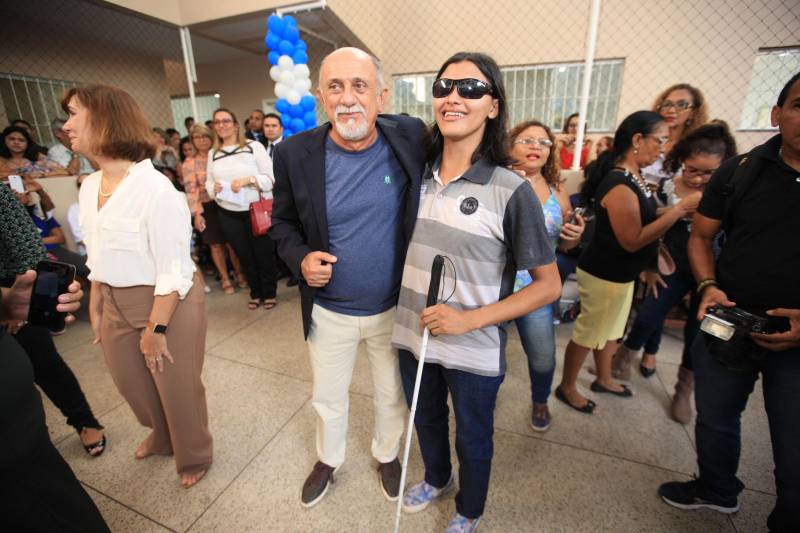 "Hoje vim para uma agenda de inauguração, mas vivi uma experiência de amor, que emana em cada ação dos alunos, professores, direção e de cada um que faz parte desta escola que se torna tão especial porque tem alma". A declaração foi feita pelo governador Simão Jatene (foto), nesta terça, 27, durante a inauguração da obra de reforma e ampliação da Escola Álvares de Azevedo, localizada no Bairro de Batista Campos, em Belém. O governador transformou a inauguração em uma grande confraternização. Passou a tarde na Escola e fez questão de cantar e dançar com os alunos, que expressaram muita gratidão pela obra. Atendendo atualmente 436 alunos, a “Álvares de Azevedo” é uma Unidade Especializada dedicada à educação de estudantes com deficiência visual, e que trabalha nos eixos da educação e da habilitação.
FOTO: MÁCIO FERREIRA / AG. PARÁ
DATA: 27.03.2018
BELÉM - PARÁ <div class='credito_fotos'>Foto: MÁCIO FERREIRA/ AG. PARÁ | <a href='/midias/2018/originais/5ab7e649-74f6-4828-a5e8-961b452d54ca.jpg' download><i class='fa-solid fa-download'></i> Download</a></div>