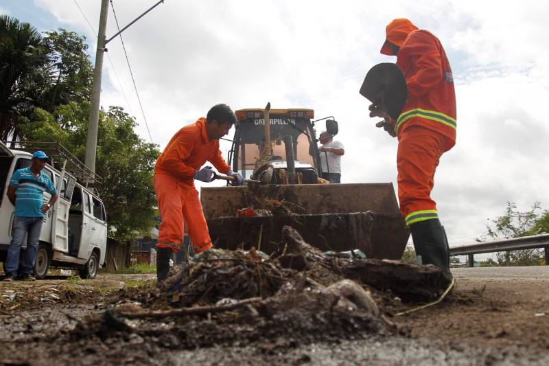 Um total de 50 presos custodiados na Colônia Penal Agrícola de Santa Izabel (CPASI) trabalham na limpeza e manutenção dos diversos canais que cortam a cidade de Belém. A ação faz parte do projeto “Puxirum”, desenvolvido pela Superintendência do Sistema Penitenciário do Estado (Susipe), em parceria com a Prefeitura de Belém, através da Secretaria Municipal de Saneamento (Sesan). Do início do ano de 2018 até agora, já foram retiradas mais de 40 toneladas de lixo e entulhos dos canais da cidade. Em 2017, os detentos ajudaram no trabalho de retirada de mais de 800 toneladas de lixo, em uma extensão que ultrapassa 33 Km, indo dos canais Água Cristal, Galo, Visconde, Antônio Baena, Travessa 3 de Maio, Jacaré, Una e São Joaquim. Os detentos trabalham de segunda a sexta-feira, durante seis horas por dia, fazendo serviços de roçagem, retirada de entulhos de bueiros e canais, além de limpeza do meio-fio. O trabalho é acompanhado por um fiscal da prefeitura e por dois agentes penitenciários. Todos são remunerados e recebem o benefício da remissão de pena, que consiste na redução de um dia da sentença a cada três trabalhados.
FOTO: AKIRA ONUMA / ASCOM SUSIPE
DATA: 08.05.2018
BELÉM - PARÁ <div class='credito_fotos'>Foto: Akira Onuma / Ascom Susipe | <a href='/midias/2018/originais/5ab9c1a8-3fc4-4a44-aa31-1f2918e63cab.jpg' download><i class='fa-solid fa-download'></i> Download</a></div>