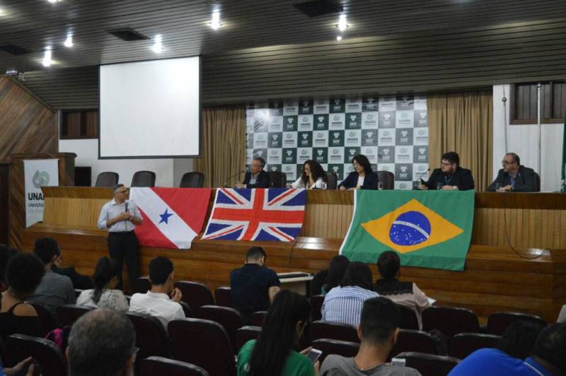 A secretária de Estado de Municípios Sustentáveis, Izabela Jatene, falou sobre os desafios da sustentabilidade na Amazônia durante o evento Amazon Summer School, promovido pelo programa Chevening - que oferece bolsas de estudos de mestrado financiadas pelo Reino Unido e pelas Universidades da Amazônia (Unama) e Federal do Pará (UFPA).
FOTO: RAYANNE BULHÕES / ASCOM UNAMA
DATA: 26.02.2018
BELÉM - PARÁ <div class='credito_fotos'>Foto: RAYANNE BULHÕES / ASCOM UNAMA | <a href='/midias/2018/originais/5abd50ff-3760-49ac-acd0-b98589103452.jpg' download><i class='fa-solid fa-download'></i> Download</a></div>