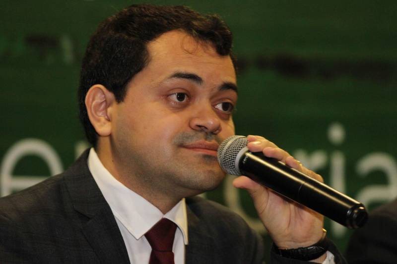 O governador Simão Jatene participou na manhã desta terça-feira, 27, da abertura do Seminário “Cadastro Ambiental Rural (CAR) 10 Anos: Avanços e Perspectivas”, promovido pela Secretaria de Meio Ambiente e Sustentabilidade (Semas), no Hangar – Centro de Convenções e Feiras da Amazônia. Na foto, o secretário de Meio Ambiente do Pará, Thales Belo.

FOTO: CRISTINO MARTINS / AG. PARÁ
DATA: 27.11.2018
BELÉM - PARÁ <div class='credito_fotos'>Foto: Cristino Martins/Ag. Pará   |   <a href='/midias/2018/originais/5ac0090e-4dbb-47a9-b97f-a8d440e0145e.jpg' download><i class='fa-solid fa-download'></i> Download</a></div>