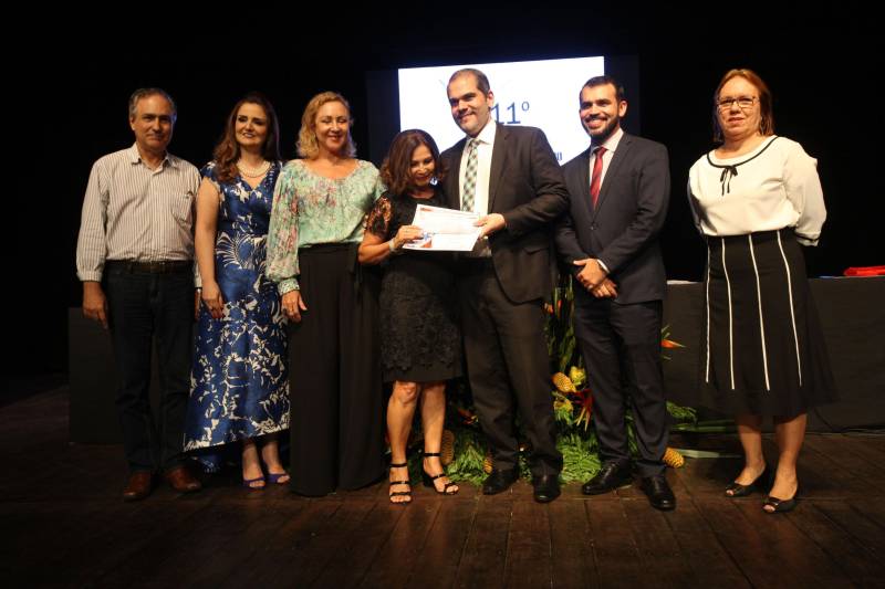 A servidora pública estadual Terezinha Medeiros, 61 anos, que trabalha há 33 na Fundação Santa Casa de Misericórdia do Pará foi a sorteada entre 53 servidores para receber o Prêmio de Servidor Nota 10 de 2018. Ela representa os 107 mil servidores que fazem parte do quadro do Governo do Pará. A premiação aconteceu durante cerimônia realizada na noite desta terça-feira (6), no Teatro Margarida Schivasappa (Centur). Esta foi a 11ª edição do Prêmio Servidor Nota 10.
FOTO: CARLOS SODRÉ / AG. PARÁ
DATA: 06.11.2018
BELÉM - PARÁ <div class='credito_fotos'>Foto: CARLOS SODRÉ / AG. PARÁ | <a href='/midias/2018/originais/5ac0f57c-e934-400e-bd6e-9e7c6a0af990.jpg' download><i class='fa-solid fa-download'></i> Download</a></div>