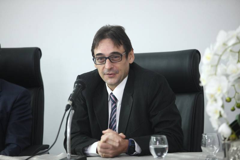 O procurador-geral do Estado, Ophir Cavalcante Junior, deu posse, na tarde da última segunda-feira (26), a seis novos procuradores do Estado, aprovados no 20º concurso público da Procuradoria Geral do Estado (PGE). O evento ocorreu no auditório do prédio-sede da instituição, em Batista Campos, Belém. Foram empossados Idemar Cordeiro Peracchi, Edson dos Santos Matoso, Ducival Carvalho Pereira Júnior, Giulliane Pinheiro Corrêa de Lima, Jobson de Oliveira Pereira e Arthur Marcel Batista Gomes. A cerimônia teve a presença do procurador-geral adjunto, Henrique Nobre Reis, do corregedor-geral da PGE, Paulo de Tarso Dias Klautau Filho (foto), do presidente da Associação dos Procuradores do Estado, Ary Lima Cavalcanti, e de diversos procuradores do Estado, familiares e amigos dos empossados.
FOTO: THIAGO GOMES / AG. PARÁ
DATA: 27.03.2018
BELÉM - PARÁ <div class='credito_fotos'>Foto: Thiago Gomes /Ag. Pará | <a href='/midias/2018/originais/5ac7cb5f-771d-4b95-952c-94344aeda6aa.jpg' download><i class='fa-solid fa-download'></i> Download</a></div>
