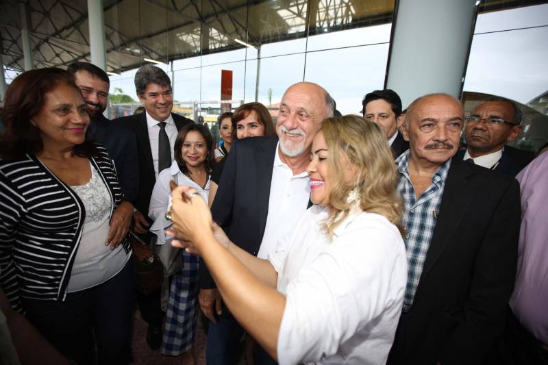 Um espaço moderno, com atendimento de alta qualidade. Assim é o Centro Integrado de Inclusão e Reabilitação (CIIR), inaugurado pelo Governo do Estado na tarde desta quarta-feira (30). O centro integra vários serviços em um único local. Da assistência médica, odontológica, passando pela reabilitação, capacitação, oficinas para produção de próteses e serviço de apoio e diagnósticos em crianças, jovens e adultos com deficiência no Estado do Pará. Localizado na rodovia Arthur Bernardes, em Belém, às margens da Baía do Guajará, o Centro Integrado é o primeiro na região Norte e fica em uma área total de mais de 40 mil metros quadrados. A obra foi iniciada em março de 2014 e está orçada em mais de R$ 32 milhões, recursos do tesouro estadual. O CIIR faz parte das ações previstas pelo Governo do Estado ampliando os serviços já oferecidos pela Secretaria de Estado de Saúde Pública (Sespa). 

FOTO: ANTÔNIO SILVA / AG. PARÁ 
DATA: 30.05.2018 
BELÉM - PARÁ <div class='credito_fotos'>Foto: Antônio Silva/Ag. Pará   |   <a href='/midias/2018/originais/5ad9f0db-bfb1-4039-a912-7cac4ad4bc8f.jpg' download><i class='fa-solid fa-download'></i> Download</a></div>