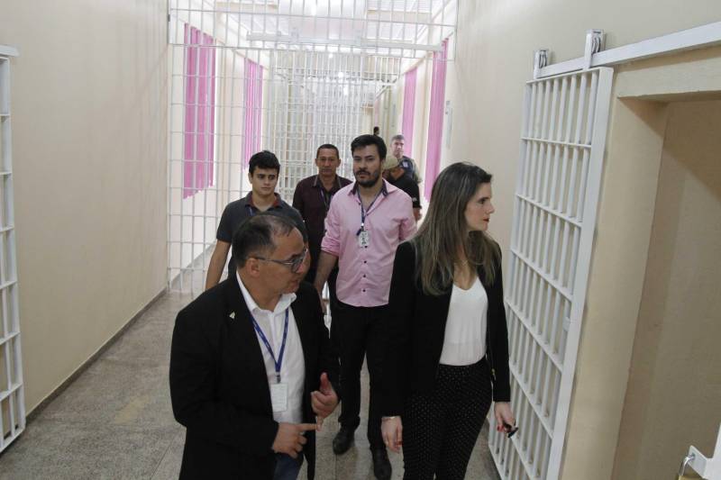 A região oeste do Pará ganhou, nesta sexta-feira (6), o primeiro Centro de Recuperação Feminino (CRF), localizado no complexo penitenciário Silvio Hall de Moura, no município de Santarém. A nova unidade prisional disponibiliza 86 vagas e vai garantir atendimento diferenciado e humanizado às mulheres custodiadas pela Superintendência do Sistema Penitenciário do Estado (Susipe). A unidade conta com dois blocos carcerários, com 13 celas coletivas (capacidade para seis vagas cada), uma cela para Pessoa com Deficiência (PCD) com duas vagas, quatro celas individuais e duas celas de visita íntima. Conta, ainda, com sala de amamentação, sala de vacinação, brinquedoteca, consultórios médicos, refeitório, salas de aula e bloco para capacitação profissional e um berçário para detentas grávidas e/ou lactantes e seus bebês. A obra foi realizada em convênio entre Governo do Estado e o Departamento Penitenciário Nacional (Depen), com investimento total de R$ 5.487.414,65, com R$ 2.852.026,89 de contrapartida do Estado. O superintendente da Susipe, coronel PM Rosinaldo da Silva Conceição, informa que além da unidade de Santarém, outras 14 obras estão em andamento, representando mais de quatro mil novas vagas no sistema penitenciário.
FOTO: AKIRA ONUMA / ASCOM SUSIPE
DATA: 06.04.2018
BELÉM - PARÁ <div class='credito_fotos'>Foto: Akira Onuma / Ascom Susipe | <a href='/midias/2018/originais/5ae25423-87c5-4b20-9dd6-c71b12a4dbf0.jpg' download><i class='fa-solid fa-download'></i> Download</a></div>