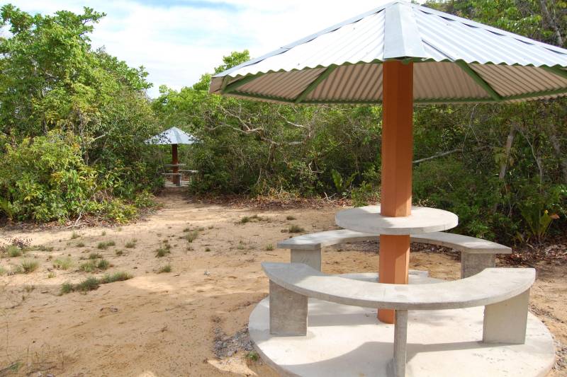 O Governo do Estado inaugurou nesta quarta-feira (19) o Complexo de Visitação do Parque Estadual de Monte Alegre, na região Oeste do Pará. O complexo está localizado na Área de Proteção Ambiental Paytuna, entre as comunidades Ererê, Maxirá, Paytuna, Maxirazinho, Lajes e Santana. O espaço conta com pórtico de entrada, centro de visitação, circuito de malocas, trilha, estruturas para visitação dos dois principais sítios arqueológicos desta área - a Serra da Lua e a Pedra do Mirante - e servirá como um importante equipamento para preservação do patrimônio arquelógico, histórico, além de fomentar a educação ambiental e patrimonial entre os estudantes e a população em geral.

FOTO: MÁCIO FERREIRA / AG. PARÁ
DATA: 20.12.2018
MONTE ALEGRE - PARÁ <div class='credito_fotos'>Foto: MÁCIO FERREIRA/ AG. PARÁ   |   <a href='/midias/2018/originais/5ae315d6-f1b1-40cd-8a34-a08b212fd59a.jpg' download><i class='fa-solid fa-download'></i> Download</a></div>