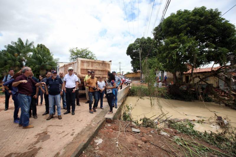 O Governador do Pará, Simão Jatene, esteve durante esta sexta-feira (13) no município de Paragominas. Além de visitar as áreas afetadas pela enxurrada que ocorreu na madrugada da quinta-feira (12), ele conversou com moradores atingidos, reuniu com autoridades municipais, secretários de estado, com o Corpo de Bombeiros e a Defesa Civil para traçar as metas e ações a serem cumpridas para restabelecer a normalidade na cidade. A forte enxurrada, que durou toda a madrugada, alagou cerca de 40% da cidade e atingiu 350 famílias. Até o momento, 13 locais foram adequados para funcionar como abrigo, entre escolas, associações, ginásios, entre outros, para receber desabrigados e desalojados.

FOTO: SIDNEY OLIVEIRA / AG. PARÁ
DATA: 13.04.2018
PARAGOMINAS - PARÁ <div class='credito_fotos'>Foto: Sidney Oliveira/Ag. Pará   |   <a href='/midias/2018/originais/5ae83323-2321-465e-bf39-4ea8da43e454.jpg' download><i class='fa-solid fa-download'></i> Download</a></div>