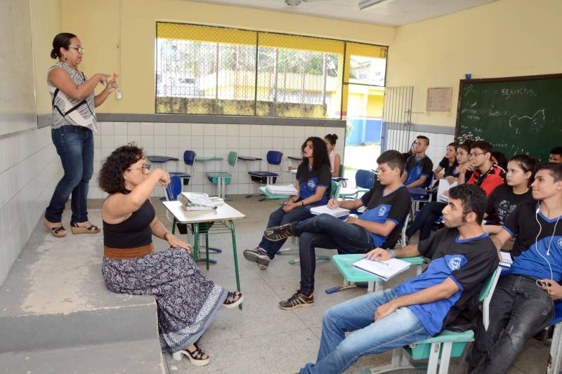 Dados do Plano Nacional de Qualificação, do Ministério do Trabalho e Previdência Social de 2016, apontam que, no Brasil, as mulheres são maioria nas escolas, universidades e cursos de qualificação e atualização profissional. Geny Ferreira (foto), que se formou para contar aos seus alunos como os fatos do passado desenham o presente e definem o futuro, desde 2008 deixou de ser apenas uma docente da rede pública estadual para ser um forte elo entre os professores de todas as disciplinas e os alunos surdos que precisam ser incluídos não só à turma na sala de aula, mas à sociedade.
FOTO: RAI PONTES / ASCOM SEDUC
DATA: 07.03.2018
BELÉM - PARÁ <div class='credito_fotos'>Foto: Rai Pontes/Ascom Seduc | <a href='/midias/2018/originais/5ae95307-aa7c-4e30-be6d-95e3de9296d8.jpg' download><i class='fa-solid fa-download'></i> Download</a></div>
