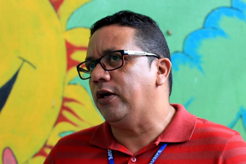 O Departamento Penitenciário Nacional (Depen), órgão vinculado ao Ministério da Justiça e Segurança Pública, realizou um mutirão do projeto Identidade Cidadã, nos dias 19 e 20 de dezembro, no Presídio Estadual Metropolitano (PEM) III. A ação teve como objetivo emitir a segunda via de certidões de nascimento ou de casamento para pessoas privadas de liberdade. O projeto é uma parceria do Depen com a Associação de Notários e Registradores do Brasil (Anoreg) e a Superintendência do Sistema Penitenciário do Pará (Susipe). A partir de um levantamento feito pelos assistentes sociais do PEM III, foi constatada a necessidade de emitir a segunda via da certidão de nascimento para 154 internos. Na foto, o técnico de enfermagem da Susipe, Marcos André.

FOTO: VELOSO JÚNIOR / ASCOM SUSIPE
DATA: 20.12.2018
SANTA IZABEL - PARÁ <div class='credito_fotos'>Foto: Veloso Junior / Ascom Susipe   |   <a href='/midias/2018/originais/5aec70fc-6a24-462b-9776-fa56df627e4b.jpg' download><i class='fa-solid fa-download'></i> Download</a></div>