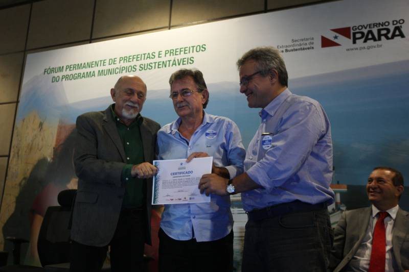 O primeiro dia do Fórum Permanente de Prefeitas e Prefeitos dos Municípios Sustentáveis contou com a participação de 85 prefeitos , 17 vices e 21 secretários municipais dos 141 municípios manifestaram interesse em adotar as diretrizes do programa. Para o governador Simão Jatene (foto), esta grande participação simboliza a união de agentes públicos que colocaram os interesses coletivos acima dos interesses individuais para construir um estado melhor para todos. Com o tema “Gestão Compartilhada”, o evento traz as experiências e os desdobramentos das agendas governamentais que foram planejadas em parceria com as gestões municipais. Através da Secretaria Extraordinária de Municípios Sustentáveis (Semsu) Governo do Pará, por meio da Semsu, investe na capacitação dos municípios para a promoção de uma gestão fiscal eficiente. Para Izabela Jatene, este primeiro dia serviu para sinalizar o quanto os gestores estão preocupados com o equilíbrio da questão fiscal dos municípios e em desenvolver uma governança compartilhada para desenvolver seus municípios.
FOTO: ANTÔNIO SILVA / AG. PARÁ
DATA: 07.02.2018
BELÉM - PARÁ <div class='credito_fotos'>Foto: Antônio Silva/Ag. Pará | <a href='/midias/2018/originais/5afa00f1-defe-4fe1-92a2-60b7af305bae.jpg' download><i class='fa-solid fa-download'></i> Download</a></div>