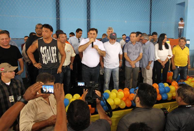 O governador Simão Jatene, na manhã deste sábado (14), no município de Castanhal, nordeste do Pará, assinou oficialmente a lei que regulamenta o serviço de transporte alternativo intermunicipal de passageiros. A cerimônia ocorreu no ginásio Loyola Passarinho.

FOTO: CRISTINO MARTINS / AG. PARÁ
DATA: 14.04.2018
CASTANHAL - PARÁ <div class='credito_fotos'>Foto: Cristino Martins/Ag. Pará   |   <a href='/midias/2018/originais/5afbdaa1-0958-4570-9263-cc0bc0488a4a.jpg' download><i class='fa-solid fa-download'></i> Download</a></div>