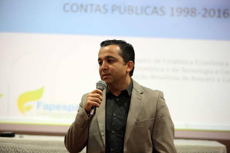 Um extenso relatório sobre as contas públicas do Pará, e das demais unidades da Federação, abrangendo o período de 1998 a 2016, foi lançado na manhã desta quinta-feira (1ª) durante o Café com Planejamento, ação mensal de formação continuada, realizada pela Secretaria de Estado de Planejamento (Seplan) para servidores públicos, mas também aberta a demais interessados. O estudo, que contém dados e informações sobre as contas públicas, visa atender à constante demanda dirigida à Diretoria de Estatística da Fundação Amazônia de Amparo a Estudos e Pesquisas (Fapespa), por diferentes grupos sociais. Na foto, o secretário regional de Governo do Oeste do Pará, Olavo das Neves.
FOTO: RODOLFO OLIVEIRA / AG. PARÁ
DATA: 01.03.2018
BELÉM - PARÁ <div class='credito_fotos'>Foto: Rodolfo Oliveira/Ag. Pará | <a href='/midias/2018/originais/5b0271bf-4a6c-4ab7-ac53-718a3088f4b1.jpg' download><i class='fa-solid fa-download'></i> Download</a></div>