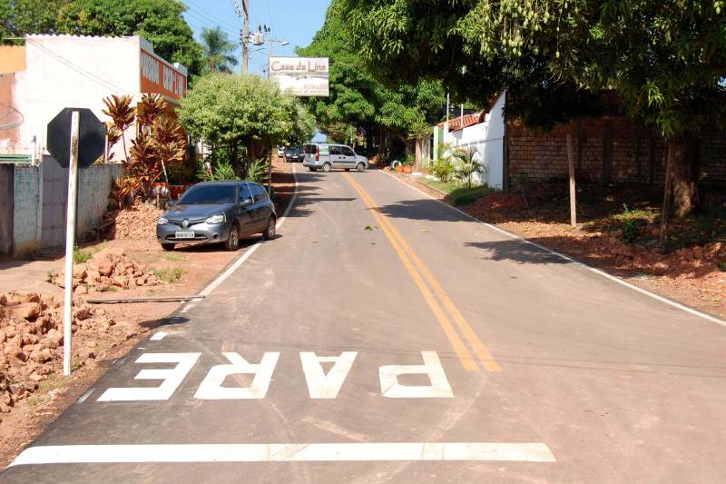 O acesso a um dos principais cartões postais do Pará e do Brasil, a vila balneária de Alter do Chão, localizada a aproximadamente 30 km de Santarém, na região Oeste do Pará, está de cara nova. O Governo do Estado, por meio da Secretaria Estadual de Transportes (Setran), investiu mais de R$ 16 milhões para tornar a PA-457 (Rodovia Everaldo Martins, na foto) mais segura e mais moderna. Agora, quem acessar o ponto turístico ou se deslocar para uma das 18 comunidades que ficam na região do Eixo Forte, encontrarão melhores condições de tráfego. A modernização iniciou pela Rodovia Fernando Guilhon (PA-453), que foi duplicada em 1,2 km, na saída do Rio Tapajós Shopping, com implantação de sinalização vertical e horizontal, além da construção de duas novas rotatórias: uma em frente ao Residencial Salvação, e outra, no entroncamento das duas PA's, ao direcionar o condutor, tendo como ponto de referência a Escola Tecnológica de Santarém.
FOTO: WILLIAM SANTOS / ASCOM CRGBA
DATA: 09.11.2018
SANTARÉM - PARÁ <div class='credito_fotos'>Foto: WILLIAM SANTOS / ASCOM CRGBA | <a href='/midias/2018/originais/5b058f99-bab0-408c-ac27-4b01cd8fa575.jpg' download><i class='fa-solid fa-download'></i> Download</a></div>