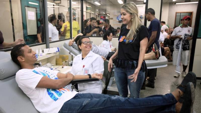 Mesmo de férias do curso de Fisioterapia, todos os dias o celular da universitária Eveline Nascimento desperta às 7h para iniciar o que tem sido a sua missão com dedicação em tempo integral: o voluntariado. “Conheci uma criança com câncer que precisava de apoio financeiro para fazer tratamento em São Paulo. Aí, eu e duas amigas nos juntamos para ajudar. Mas vimos que havia outras famílias aqui em Belém que também precisavam de ajuda”, iniciou. Hoje, após quatro anos de existência, o Instituto Áster tem mais de 70 voluntários ativos, sede própria e ajuda 120 famílias paraenses. “São pessoas que precisam de todo o tipo de apoio. Ajudamos com alimentos, roupas, promovemos vários projetos para melhorar a autoestima, como ensaios fotográficos, realização de aniversários, recebemos doação de cabelos. Tudo o que de alguma forma possa melhorar a vida dessas famílias”, detalha. Na foto, a gerente de Captação de Doadores, Juciara Farias (blusa preta, à esq.).

FOTO: ASCOM / HEMOPA
DATA: 04.12.2018
BELÉM - PARÁ <div class='credito_fotos'>Foto: Ascom Hemopa   |   <a href='/midias/2018/originais/5b06a420-ca31-4187-ae9e-bc18fc198923.jpg' download><i class='fa-solid fa-download'></i> Download</a></div>