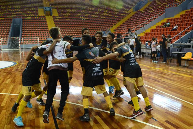 Em sua 60ª edição, os Jogos Estudantis Paraenses (JEPs) definiu a equipes que vão representar o Estado do Pará na etapa nacional, em Manaus (AM), de 19 a 23 de setembro. Das partidas realizadas neste sábado (23), pela etapa estadual, na Arena Guilerme Paraense - o Mangueirinho, foram premiados quatro times das modalidades de Basquete, Volei, Handebol e Futsal, na categoria "A" (de 12 a 14 anos).
FOTO: FERNANDO NOBRE / ASCOM SEDUC
DATA: 23.06.2018
BELÉM - PARÁ <div class='credito_fotos'>Foto: FERNANDO NOBRE/ASCOM SEDUC | <a href='/midias/2018/originais/5b072bd1-a2bc-44cf-b5d5-186ed3da6465.jpg' download><i class='fa-solid fa-download'></i> Download</a></div>