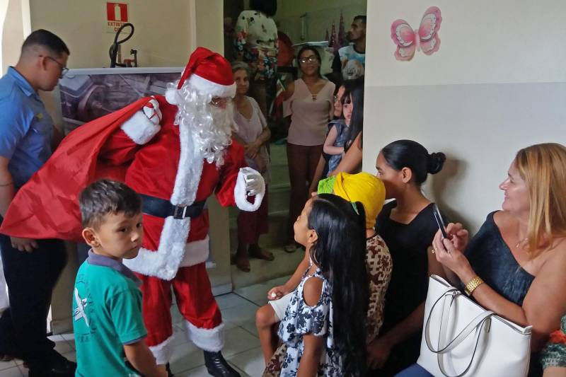 Uma releitura feita por professores e alunos atendidos pelo Espaço Acolher (foto), da Santa Casa de Misericórdia, tendo como foco o livro “As Casas”, editado pela Imprensa Oficial do Estado (IOE), encerrou nesta segunda-feira, 17, as atividades escolares das crianças vítimas de escalpelamento atendidas no espaço. A obra, de autoria do escritor e designer Maciste Costa, resultou em um projeto didático criado para trabalhar disciplinas como língua Portuguesa, matemática e toda parte de humanas, segundo informou Júlia Saldanha, professora da classe hospitalar, programa da Secretaria de Estado de Educação (Seduc), que visa dar continuidade às atividades letivas dos alunos vítimas de escalpe.

FOTO: ASCOM / IOE
DATA: 17.12.2018
BELÉM - PARÁ <div class='credito_fotos'>Foto: ASCOM IOE   |   <a href='/midias/2018/originais/5b09ab9e-19f1-4ff8-85dc-ba6a28f01e2f.jpg' download><i class='fa-solid fa-download'></i> Download</a></div>