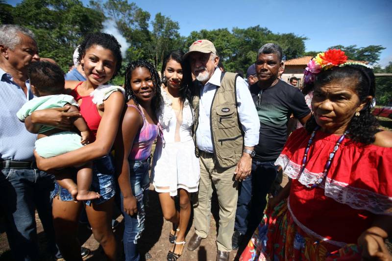 “Ter a posse da terra é a certeza de que nunca iremos perder o nosso direito, que nossos filhos e nossos netos poderão dar continuidade a nossa história em segurança. Foram anos de luta até chegar esse dia, agraciados com a assinatura do nosso título de terra. Só temos a agradecer a todos que fizeram parte disso e a cada um que lutou junto para que hoje isso se tornasse realidade”. A fala emocionada foi de seu Mário Araújo Silva, presidente da Associação Remanescente de Quilombo Espírito Santo, localizada no município do Acará, no nordeste do Estado. Ele assinou, neste sábado (24), junto com o governador Simão Jatene (foto), o título que dá a posse da terra a comunidade. A fala do presidente traduz o sentimento das dezenas de famílias que moram no local, que agora tem a posse legítima do local onde seus antepassados viveram. “Sou filho de mãe negra. Nasci aqui como minha vó, bisavó, que fazem parte da história dessa comunidade que já existe a mais de 300 anos.
FOTO: SIDNEY OLIVEIRA / AG. PARÁ
DATA: 24.03.2018
ACARÁ - PARÁ <div class='credito_fotos'>Foto: Sidney Oliveira/Ag. Pará | <a href='/midias/2018/originais/5b164d63-e39d-4590-9dbd-f2634f61a0c7.jpg' download><i class='fa-solid fa-download'></i> Download</a></div>