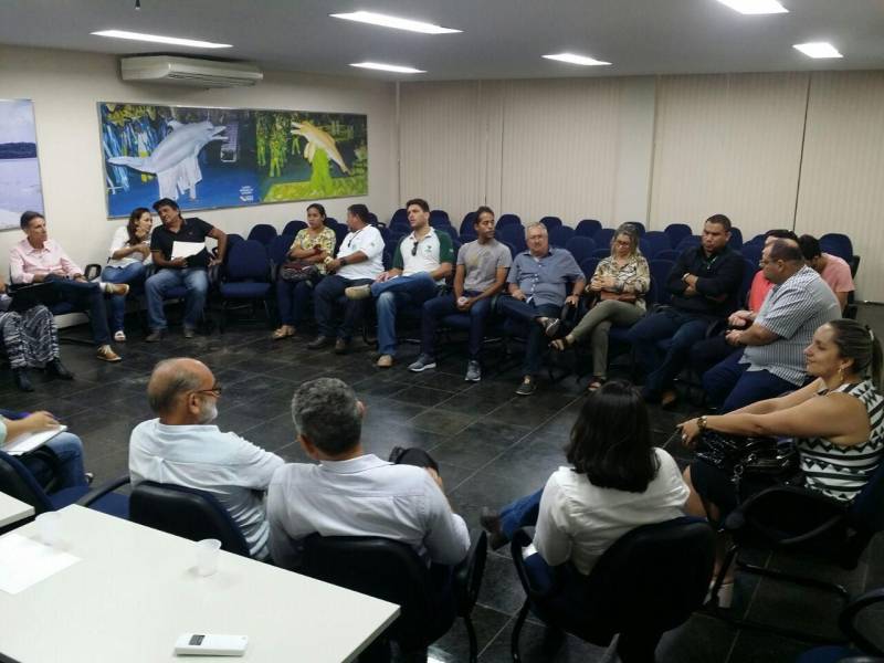 O ordenamento do setor pesqueiro na oeste do Pará foi tema de reunião (foto) nesta sexta-feira (18), no auditório do Centro de Governo do Baixo Amazonas, em Santarém, com a participação de representantes de instituições públicas da União, do governo do Estado e entidades. Foi discutida a criação de um Grupo de Trabalho específico para desenvolvimento da pesca e aquicultura, a fim de que seja construída uma agenda de governo, a partir de uma portaria que regulamente o GT para discutir a legislação vigente. De acordo como João Terra, diretor de Pesca e Aquicultura da Secretaria de Estado de Desenvolvimento Agropecuário e da Pesca (Sedap), é necessário um Plano de Ação Regional, além de instrumentos legais que possam normatizar, entre outras atividades, o manejo do pirarucu e a piscicultura.
FOTO: SAMUEL ALVARENGA / SECOM
DATA: 18.05.2018
SANTARÉM - PARÁ <div class='credito_fotos'>Foto: Samuel Alvarenga / Secom | <a href='/midias/2018/originais/5b234577-a698-430b-b127-0a063468f9e2.jpg' download><i class='fa-solid fa-download'></i> Download</a></div>