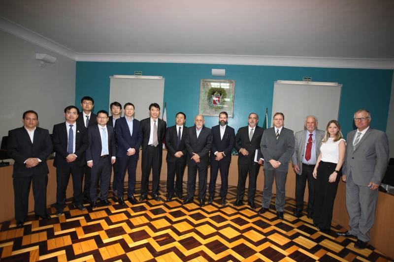 Representantes de grandes empresas chinesas (foto) estão em Belém para prospectar novos investimentos em áreas como habitação, tecnologia, energia e infraestrutura. O grupo se reuniu na manhã desta quinta-feira (7) com o governador Simão Jatene, para conhecer mais detalhes sobre as potencialidades do Estado. O encontro ocorreu no Palácio do Governo e contou com a participação do titular da Secretaria de Estado de Desenvolvimento Econômico, Mineração e Energia (Sedeme), Eduardo Leão, do secretário de Estado de Transportes, Kleber Menezes, entre outras autoridades. Entre as empresas participantes está a China Communications Construction Company (CCCC), maior empresa chinesa de infraestrutura e líder mundial no segmento; a estatal chinesa China Railways Corporation (Crec) e a China Development Bank (CDB), banco de desenvolvimento do país asiático.
FOTO: ANTÔNIO SILVA / AG. PARÁ
DATA: 07.06.2018
BELÉM - PARÁ <div class='credito_fotos'>Foto: Antônio Silva/Ag. Pará | <a href='/midias/2018/originais/5b26c353-0edb-4e1c-8f66-19041e3759d8.jpg' download><i class='fa-solid fa-download'></i> Download</a></div>