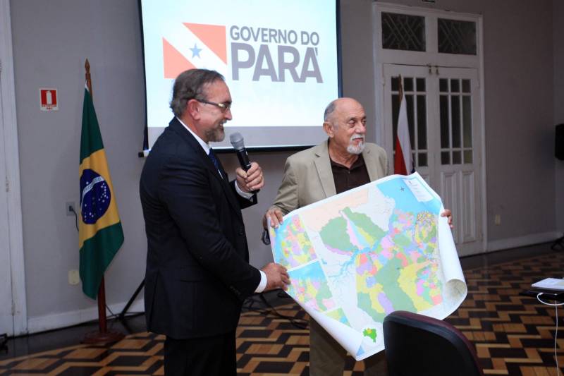 O Secretário de Estado de Transportes, Kleber Menezes, apresentou na tarde desta sexta-feira (4), no Palácio do Governo, o aplicativo "Caminhos do Pará", desenvolvido pela Secretaria de Transportes, jutamente com o novo Portal Digital da Setran, integrado ao app, além de lançar o Mapa Viário do Pará 2018, totalmente atualizado. O evento contou com a presença do governador Simão Jatene e convidados. O aplicativo Caminhos do Pará, disponível gratuitamente para os sistemas IOS e Android, encontra-se completamente integrado ao site institucional da Setran, exibindo as notícias publicadas, além de dispor aos cidadãos o Sistema Viário Estadual completo, com todas as rodovias e pontes e suas respectivas quilometragens, portos e aeródromos, e os Mapas das diversas regiões do Pará, além de possibilitar ao usuário a indicação de acidentes, interdições e situações de perigo, por meio de GPS, para que a denúncia chegue à Secretaria praticamente em tempo real.
FOTO: MÁCIO FERREIRA / AG. PARÁ
DATA: 04.05.2018
BELÉM - PARÁ <div class='credito_fotos'>Foto: MÁCIO FERREIRA/ AG. PARÁ | <a href='/midias/2018/originais/5b2ecc3b-38e8-41c9-816a-e6c4305c98fc.jpg' download><i class='fa-solid fa-download'></i> Download</a></div>