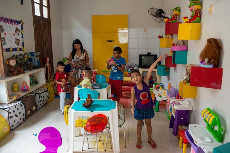 Crianças atendidas pela Casa de Apoio a Crianças com Câncer, Menino Jesus III ganharam, na manhã desta quinta-feira (29), um Espaço de Leitura do projeto Livro Solidário, coordenado pela Imprensa Oficial do Estado (IOE) e Núcleo de Articulação e Cidadania (NAC), do Governo do Estado. A Casa fica na Travessa Castelo Branco, no bairro de São Brás, em Belém.

FOTO: FERNANDO SETTE CÂMARA / ASCOM IOE
DATA: 29.11.2018
BELÉM - PARÁ <div class='credito_fotos'>Foto: FERNANDO SETTE CÂMARA / ASCOM IOE   |   <a href='/midias/2018/originais/5b300a33-10a6-44b0-884c-e29b85da93cc.jpg' download><i class='fa-solid fa-download'></i> Download</a></div>