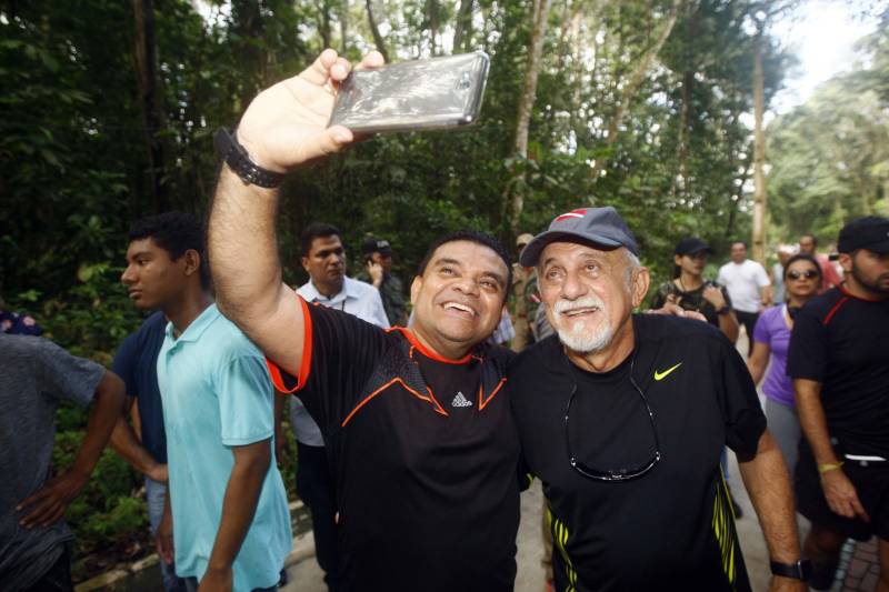 Uma reabertura feita a milhares de mãos. A fita inaugural colocada no inicio da trilha principal do Parque do Utinga foi rompida por mais de cinco mil pessoas ansiosas pelo inicio da caminhada, marcando o segundo dia da programação de reabertura do mais novo espaço paraense de lazer e interatividade com a natureza. Misturado aos populares, o governador Simão Jatene andou os quatro quilômetros que separam a entrada do parque ao seu ponto final, o Recanto da Volta.
FOTO: THIAGO GOMES / AG. PARÁ
DATA: 17.03.2018
BELÉM - PARÁ <div class='credito_fotos'>Foto: Thiago Gomes /Ag. Pará | <a href='/midias/2018/originais/5b382661-780a-404e-b7c0-8c0ca2586a8f.jpg' download><i class='fa-solid fa-download'></i> Download</a></div>
