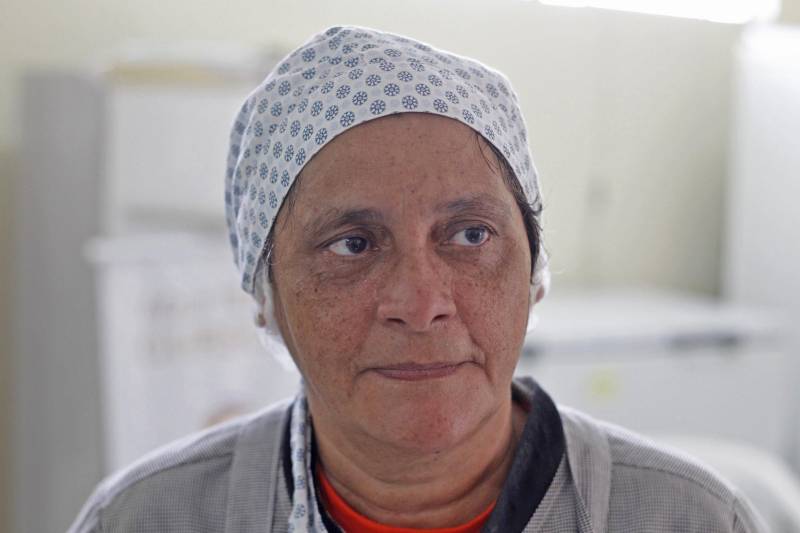 Quinze Internas custodiadas no Centro de Recuperação Feminino (CRF), localizado em Ananindeua (Região Metropolitana de Belém), participaram do curso “Preparo de Bolos Tradicionais”. Pela terceira vez ministrando o curso em unidades prisionais do Estado, a instrutora do Senac, Raimunda Rodrigues (foto), acredita que a capacitação oferece possibilidades de geração de renda para as detentas.

FOTO: AKIRA ONUMA / ASCOM SUSIPE
DATA: 29.11.2018
ANANINDEUA - PARÁ <div class='credito_fotos'>Foto: Akira Onuma / Ascom Susipe   |   <a href='/midias/2018/originais/5b38e6e7-616e-493b-8f17-0b065352a5f3.jpg' download><i class='fa-solid fa-download'></i> Download</a></div>