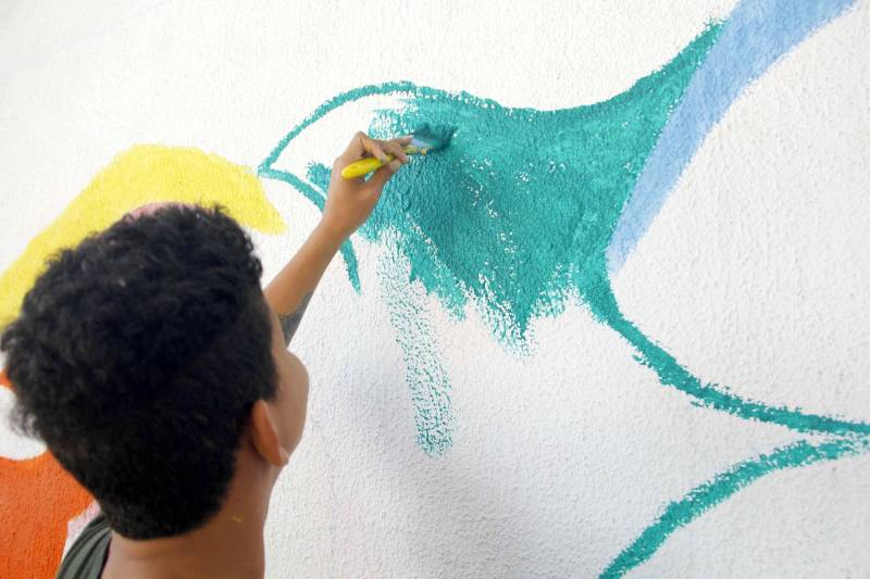 As 14 unidades socioeducativas do Pará promovem a partir desta semana o IV Recreio de Verão Socioeducativo (foto), uma iniciativa que reúne atividades de arte, cultura, esporte e lazer para adolescentes e jovens em privação de liberdade, potencializando as atividades pedagógicas no mês de julho, durante o recesso escolar. Em Marabá, no sudeste paraense, arte-educadores e servidores do Centro de Internação do Adolescente Masculino (Ciam-Marabá) realizam uma série de atividades e oficinas desde esta terça-feira (10). Entre essas atividades estão jogos de futebol, futsal e vôlei, além de oficina de pipa e pintura, artesanato, ações socioambientais, teatro e panificação. A coordenadora do complexo esportivo e cultural Apoena, Marta Santos, informou que as oficinas realizadas na unidade de Marabá são uma extensão das atividades já realizadas nas unidades de Belém, com iniciativas que fortaleçam o processo de ressocialização dos jovens assistidos. “Aqui, em Marabá, estamos potencializando as atividades ao longo da semana, culminando com uma apresentação especial na sexta-feira (13), fruto das atividades realizadas ao longo da semana. Contamos com 57 adolescentes, e atividades sendo realizadas ao longo de todo o mês, um trabalho que eles gostam e se identificam”, afirmou a coordenadora.
FOTO: FRANKLIN SALVADOR / ASCOM FASEPA
DATA: 10.07.2018
BELÉM - PARÁ <div class='credito_fotos'>Foto: FRANKLIN SALVADOR / ASCOM FASEPA | <a href='/midias/2018/originais/5b44bdd9-5f46-4fd2-a9a3-be539afb41fc.jpg' download><i class='fa-solid fa-download'></i> Download</a></div>