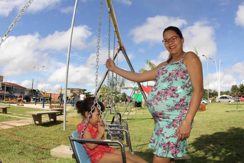 "Agora temos um espaço melhor, mais confortável e seguro para a diversão de nossas crianças e lazer de todos", afirmou Joane Boás, 43 anos. A mãe da pequena Sophia, de 5 anos, comemora ao ver a nova praça da comunidade, no Curió-Utinga, em Belém. O espaço, localizado nas proximidades do Parque Estadual do Utinga, foi entregue oficialmente, neste domingo (01). A cerimônia contou com a presença do governador Simão Jatene, comunidade, entre outras autoridades. Na foto, Luma Oliveira, 26 anos, enquanto sua filha, Luiza, de 2 anos, se divertia nos novos brinquedos.
FOTO: CRISTINO MARTINS / AG. PARÁ
DATA: 01.04.2018
BELÉM - PARÁ <div class='credito_fotos'>Foto: Cristino Martins/Ag. Pará | <a href='/midias/2018/originais/5b45bfcc-346b-4c52-bb4b-d923e05feb71.jpg' download><i class='fa-solid fa-download'></i> Download</a></div>