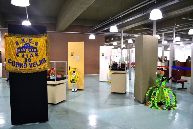 Além de usufruir dos serviços oferecidos, quem frequentar o terceiro andar da Biblioteca Pública Arthur Vianna, da Fundação Cultural do Pará (FCP), até o dia 23 de fevereiro, poderá conferir no hall uma exposição de indumentárias que a Escola de Samba Crias do Curro Velho usou no desfile de carnaval deste ano. No total são 11 indumentárias (foto) entre fantasias das alas e adereços, usadas pelas crianças e adolescentes durante o desfile no último dia 3. Todos terão a oportunidade conhecer o árduo trabalho desenvolvido nas Oficinas Curro Velho no início do ano por funcionários e voluntários.
FOTO: ASCOM / FCP
DATA: 15.02.2018
BELÉM - PARÁ <div class='credito_fotos'>Foto: ASCOM FCP | <a href='/midias/2018/originais/5b4c3a6a-5a15-4b93-8c5d-40f4ce15b65f.jpg' download><i class='fa-solid fa-download'></i> Download</a></div>