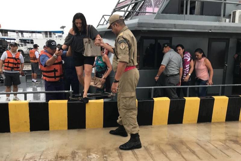 O 4º Grupamento de Bombeiros Militar (4º GBM) participou no início da manhã desta terça-feira (5) de operação de busca e resgate de passageiros e tripulantes que estavam a bordo da lancha da empresa Veloz, que faz linha para a região do Tapará, no município de Santarém, no oeste do Estado.

FOTO: ASCOM / 4º GBM
DATA: 05.06.2018
SANTARÉM - PARÁ <div class='credito_fotos'>Foto: ASCOM / 4º GBM   |   <a href='/midias/2018/originais/5b4c9d87-787e-4c3b-8728-fd7a0fe7e3fe.jpg' download><i class='fa-solid fa-download'></i> Download</a></div>