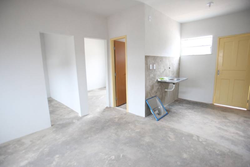 A tarde desta quarta-feira (02), foi de alegria para vinte famílias do Projeto Taboquinha, em Icoaraci, que ganharam uma nova habitação, com sala, cozinha, banheiro, dois quartos e área externa. Elas receberam as chaves de seus apartamentos das mãos da presidente da COHAB, Lene Farinha, de diretores da Companhia de Habitação e do deputado federal Arnaldo Jordy. Segundo a presidente da COHAB, Lene Farinha, o projeto Taboquinha "sempre foi dinâmico e já conseguimos avançar muito aqui. Falta entregar cerca de quarenta e quatro unidades habitacionais e fazer a revitalização dos canais, para assim concluirmos as obras", declarou. Ela solicitou que os novos moradores zelem pelas unidades e conservem as áreas livres. Ela também anunciou que está sendo preparada uma área ao lado da ponte do Cruzeiro destinada a um projeto voltado exclusivamente para os pescadores.
FOTO: CARLOS SODRÉ / AG. PARÁ
DATA: 02.05.2018
BELÉM - PARÁ <div class='credito_fotos'>Foto: Carlos Sodré/Agência Pará | <a href='/midias/2018/originais/5b5682cb-4cc9-46b5-9b0d-a8138adf3987.jpg' download><i class='fa-solid fa-download'></i> Download</a></div>