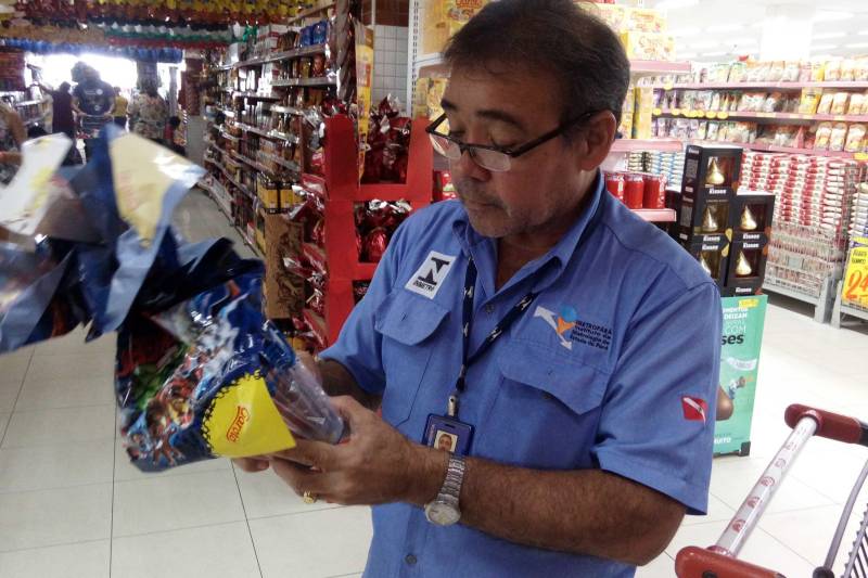 As vendas de ovos de Páscoa estão sendo fiscalizadas pelo Instituto de Metrologia do Estado do Pará (Imetropará). A operação iniciou na segunda-feira, 19, e o principal alvo são os produtos acompanhados por brindes, destinados ao público infantil e que precisam, obrigatoriamente, conter o selo do Instituto Nacional de Metrologia, Qualidade e Tecnologia (Inmetro).
FOTO: ASCOM IMETRO-PA
DATA: 22.03.2018
BELÉM - PARÁ <div class='credito_fotos'>Foto: ASCOM IMETRO | <a href='/midias/2018/originais/5b5c0e45-f5e5-4472-99c6-44f820fc660f.jpg' download><i class='fa-solid fa-download'></i> Download</a></div>