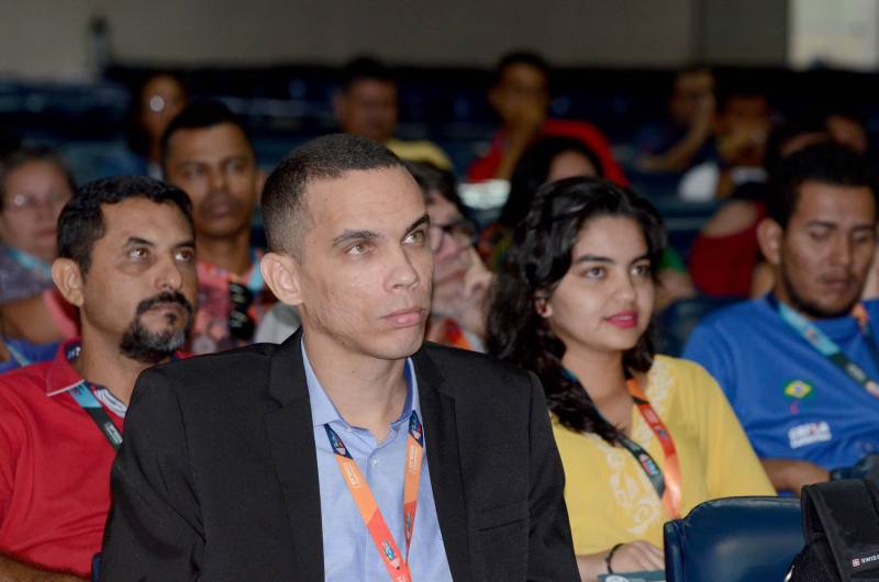 Mais de 100 profissionais de instituições de ensino, especialistas em esporte paralímpico e atletas, se reuniram na tarde desta quarta-feira (21), na abertura do I Seminário Regional Escolar Paralímpico - Norte II, realizado em Belém, na sede da Fundação Cultural do Pará.
FOTO: RAI PONTES / ASCOM SEDUC
DATA: 21.03.2018
BELÉM - PARÁ <div class='credito_fotos'>Foto: Rai Pontes/Ascom Seduc | <a href='/midias/2018/originais/5b627d99-8ff0-4b2a-a1ed-0ea0285b813d.jpg' download><i class='fa-solid fa-download'></i> Download</a></div>