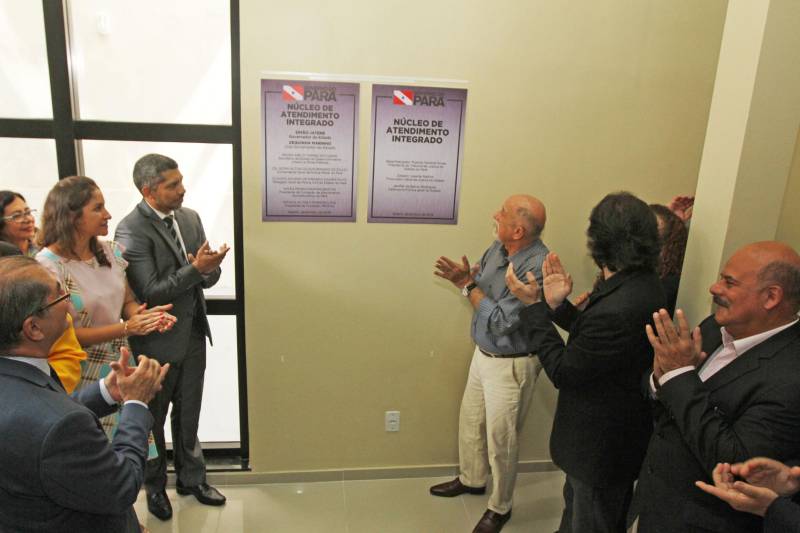 O governador Simão Jatene (camisa cinza com listras) inaugurou nesta quinta-feira, 27, as novas instalações do Núcleo de Atendimento Integrado (NAI). Localizado na Avenida Governador José Malcher, o NAI reúne, em um só prédio, todos os órgãos que trabalham com adolescentes vulneráveis, em situação de risco social ou que cometeram infrações passíveis de punição. “Temos que punir, mas sem excluir, sem relegar a um segundo plano da sociedade e, ao mesmo tempo, sem ignorar o que esses jovens e adolescentes querem nos dizer quando cometem algum ato infracional”, disse o governador Simão Jatene durante a inauguração. O NAI é composto pela Divisão de Atendimento ao Adolescente (Data), Promotoria da Infância e Juventude do Ministério Público do Estado, Juizado da Infância e Juventude do Tribunal de Justiça do Estado, Defensoria Pública, Companhia Independente Especializada de Policiamento Assistencial da PM (Ciepas) e Fundação de Atendimento Socioeducativo do Pará (Fasepa).

FOTO: CRISTINO MARTINS / AG. PARÁ
DATA: 27.12.2018
BELÉM - PARÁ <div class='credito_fotos'>Foto: Cristino Martins/Ag. Pará   |   <a href='/midias/2018/originais/5b761d1b-282e-4506-bfa5-d91df8257704.jpg' download><i class='fa-solid fa-download'></i> Download</a></div>