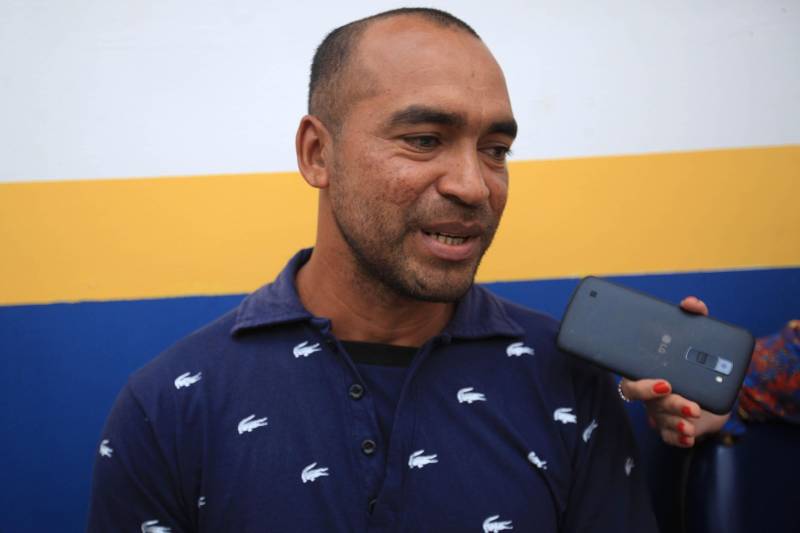 Em comemoração aos seus 43 anos, o Batalhão de Polícia Rodoviária (BPRV) inaugurou na manhã desta sexta-feira (4) o seu Canil, o primeiro setorial do Estado. O canil setorial do BPRV é um projeto operacional que visa intensificar o combate ao tráfico de drogas. O bebê foi batizado com o nome de Roberto Izaías, em homenagem ao policial que o fez nascer. O pai, o pedreiro Wilcles Coelho, 40 anos (foto), esteve presente à solenidade de homenagem ao cabo e era só gratidão
FOTO: MÁCIO FERREIRA / AG. PARÁ
DATA: 04.05.2018
MARITUBA - PARÁ <div class='credito_fotos'>Foto: MÁCIO FERREIRA/ AG. PARÁ | <a href='/midias/2018/originais/5b76c413-543a-4922-b8ac-8446f9db04e3.jpg' download><i class='fa-solid fa-download'></i> Download</a></div>
