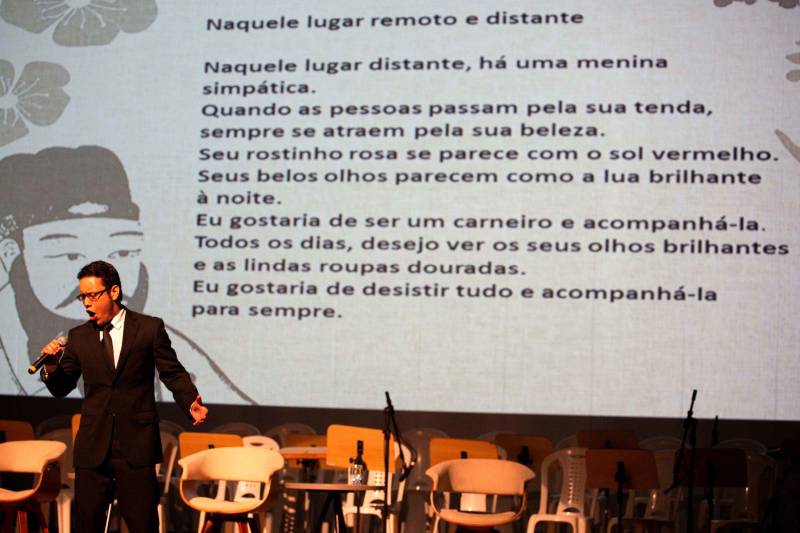 Cerimônia de comemoração dos 25 anos da Uepa (Jubilei de prata) e entrega de título de doutor Honoris Causa ao médico, folclorista e ambientalista Camillo Vianna. O evento foi realizado na noite desta terça-feira, 29, no auditório do Sesi, em Belém.
Na foto, apresentação de canção chinesa.
FOTO: NAILANA THIELY / ASCOM UEPA
DATA: 29.05.18
BELÉM - PARÁ <div class='credito_fotos'>Foto: Nailana Thiely / Ascom Uepa | <a href='/midias/2018/originais/5b76cb3c-7555-41c0-aba4-22683149290b.jpg' download><i class='fa-solid fa-download'></i> Download</a></div>