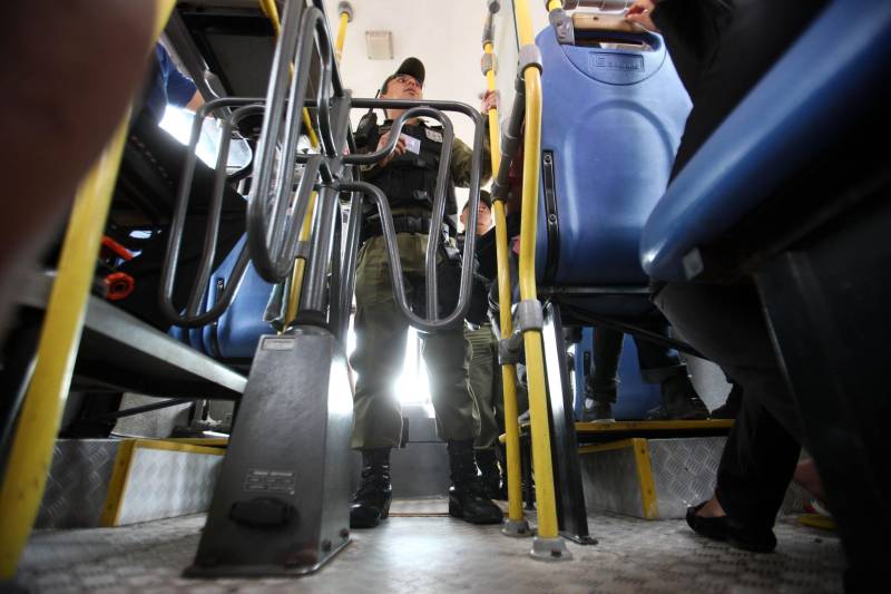 Foi lançada na tarde desta quinta-feira, 26, a operação “Ônibus Seguro”, uma iniciativa do comando da Polícia Militar do Pará que visa reduzir o índice de roubo a ônibus na Região Metropolitana de Belém, unindo polícia e sociedade no combate ao crime.
FOTO: MARCELO LELIS / AG. PARÁ
DATA: 26.10.2017
BELÉM - PARÁ <div class='credito_fotos'>Foto: Marcelo Lelis / Ag. Pará | <a href='/midias/2018/originais/5b787088-4f01-4158-9924-fa67691efaac.jpg' download><i class='fa-solid fa-download'></i> Download</a></div>