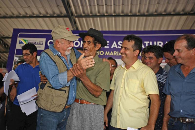 Onze municípios do sul e sudeste paraense recebem recursos do Estado para recuperar ruas e vicinais atingidas pelas enchentes e fortes chuvas que caem na região. Em agenda oficial nesta sexta-feira (6), o governador Simão Jatene assinou, pela manhã, no Parque de Exposições Valeu Boi Leilões, em Rio Maria, os convênios que garantem o repasse de cerca de R$ 4 milhões. As obras de caráter emergencial serão executadas pelas prefeituras em parceria com a Secretaria de Estado de Transportes (Setran). O objetivo é recuperar a trafegabilidade nessas localidades e assegurar o direito de ir e vir da população. Na manhã desta sexta, foram assinados nove convênios (foto), com os municípios de Redenção, Pau D’Arco, São Félix do Xingu, Santa Maria das Barreiras, Tucumã, Água Azul do Norte, Xinguara, Bannach e Rio Maria. Além da Setran, participam da ação o Centro Regional de Governo do Sudeste do Pará e a Defesa Civil. “O valor do investimento em cada município vai depender da necessidade verificada pelas equipes do Estado e das prefeituras. O recurso não será usado para reconstruir vias, mas para restabelecer a trafegabilidade”, disse o secretário de Transportes, Kléber Menezes.
FOTO: ANTÔNIO SILVA / AG. PARÁ
DATA: 06.04.2018
RIO MARIA - PARÁ <div class='credito_fotos'>Foto: Antônio Silva/Ag. Pará | <a href='/midias/2018/originais/5b83be23-f2ca-43ff-9f57-bbee080c27f5.jpg' download><i class='fa-solid fa-download'></i> Download</a></div>
