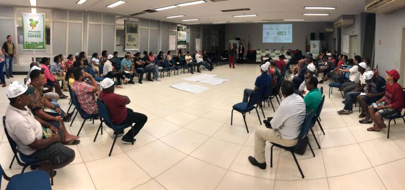 Representantes de 47 comunidades quilombolas de diversas regiões do Pará discutiram em Belém, durante dois dias, estratégias para elaboração do Cadastro Ambiental Rural (CAR) em seus territórios. A oficina foi promovida pelo governo do Estado, por meio da Secretaria de Estado de Meio Ambiente e Sustentabilidade (Semas) e do Programa Municípios Verdes (PMV), aprovado pelo Fundo Amazônia/Banco Nacional de Desenvolvimento Econômico e Social (BNDES). Embora o encontro – realizado na quarta-feira (09) e quinta (10) – tenha sido promovido pelas equipes técnicas da Semas e do PMV, os representantes quilombolas foram protagonistas.
FOTO: ASCOM PMV
DATA: 11.05.2018
BELÉM - PARÁ <div class='credito_fotos'>Foto: ASCOM PMV | <a href='/midias/2018/originais/5b83e8c4-0386-4237-889e-489266b95150.jpg' download><i class='fa-solid fa-download'></i> Download</a></div>