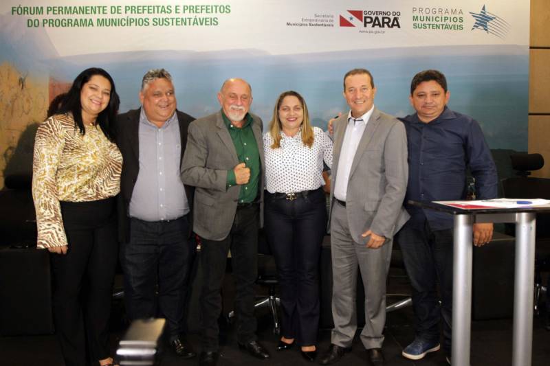 O primeiro dia do Fórum Permanente de Prefeitas e Prefeitos dos Municípios Sustentáveis contou com a participação de 85 prefeitos , 17 vices e 21 secretários municipais dos 141 municípios manifestaram interesse em adotar as diretrizes do programa. Para o governador Simão Jatene, esta grande participação simboliza a união de agentes públicos que colocaram os interesses coletivos acima dos interesses individuais para construir um estado melhor para todos. Com o tema “Gestão Compartilhada”, o evento traz as experiências e os desdobramentos das agendas governamentais que foram planejadas em parceria com as gestões municipais. Através da Secretaria Extraordinária de Municípios Sustentáveis (Semsu) Governo do Pará, por meio da Semsu, investe na capacitação dos municípios para a promoção de uma gestão fiscal eficiente. Para Izabela Jatene, este primeiro dia serviu para sinalizar o quanto os gestores estão preocupados com o equilíbrio da questão fiscal dos municípios e em desenvolver uma governança compartilhada para desenvolver seus municípios.
FOTO: CRISTINO MARTINS / AG. PARÁ
DATA: 07.02.2018
BELÉM - PARÁ <div class='credito_fotos'>Foto: Cristino Martins/Ag. Pará | <a href='/midias/2018/originais/5b89f9e8-6adf-46b4-8d1e-6c6788d71c61.jpg' download><i class='fa-solid fa-download'></i> Download</a></div>