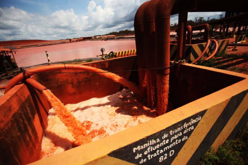Iniciou neste sábado, 24, o prazo que o Governo do Estado deu para que a empresa de alumínio Hydro Alunorte adote procedimentos e mecanismos seguros ambientalmente, a fim de que as bacias de resíduos da empresa baixem os níveis em pelo menos um metro – o que é definido tecnicamente como padrão de segurança com comprovação permanente da redução e manutenção dos níveis. Uma equipe de fiscalização da Secretaria de Estado de Meio Ambiente e Sustentabilidade (Semas) está no município para fazer o monitoramento dos níveis das bacias do sistema de tratamento dos rejeitos da Bauxita. "Vamos montar equipes para, de duas em duas horas, avaliar o nível das bacias. Em caso de chuva o monitoramento será feito de uma em uma hora", explicou Rejiane Santos, geóloga da Diretoria de Licenciamento Ambiental da Semas.
FOTO: IGOR BRANDÃO / AG PARÁ
DATA: 24.02.2018
BELÉM - PARÁ <div class='credito_fotos'>Foto: IGOR BRANDÃO / AG. PARÁ | <a href='/midias/2018/originais/5b8a676d-0a51-4b69-ac0c-8c89ef29c628.jpg' download><i class='fa-solid fa-download'></i> Download</a></div>