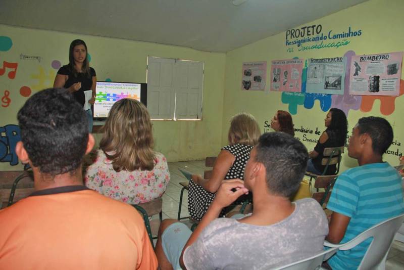 Retomar os laços afetivos e fortalecer os vínculos familiares são alguns dos desafios que dezenas de profissionais que trabalham na socioeducação enfrentam diariamente. A fim de encontrar meios que facilitem esse contato, a equipe multiprofissional que atua no Centro de Adolescente em Semiliberdade (CAS), localizado no Distrito de Icoaraci, em Belém, realizou nesta terça-feira (27) o “Encontro com as Famílias”. O Centro é administrado pela Fundação de Atendimento Socioeducativo do Pará (Fasepa) e desenvolve diversas ações pedagógicas pautadas no Estatuto da Criança e do Adolescente (ECA) e no Sistema Nacional de Atendimento Socioeducativo (Sinase). Além das reuniões sistemáticas entre a comunidade socioeducativa, os encontros com as famílias são realizados mensalmente, para que todas as pessoas envolvidas decidam quais temáticas serão abordadas em cada mês, como questões relacionadas à medida socioeducativa, educação e profissionalização.
FOTO: ALBERTO PASSOS / ASCOM FASEPA
DATA: 27.03.2018
BELÉM - PARÁ <div class='credito_fotos'>Foto: ALBERTO PASSOS/ ASCOM FASEPA | <a href='/midias/2018/originais/5b8ee7b2-9bd9-40a4-b752-c7fad6f78f07.jpg' download><i class='fa-solid fa-download'></i> Download</a></div>