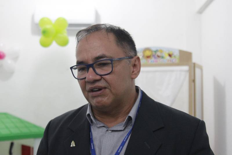 O Centro de Detenção Provisória de Icoaraci (CDPI) passa a contar, a partir desta quinta-feira (17), com uma brinquedoteca. O espaço foi equipado por meio de uma parceria entre a Superintendência do Sistema Penitenciário do Estado (Susipe) e o Departamento Nacional Penitenciário (Depen), com o objetivo de fortalecer o vínculo familiar e resgatar o convívio entre os filhos de pais de presos custodiados no Estado. O projeto faz parte de uma iniciativa do Depen, que nos últimos anos financiou mais de 80 brinquedotecas, além de mais de 60 salas de aleitamento, totalizando um investimento de mais de R$ 2,4 mi em mobiliários para compor os espaços disponíveis nas unidades penais de todo o país. A ação é uma política pública voltada para as pessoas privadas de liberdade e visa a ressocialização de presos, com a integração e estreitamento do convívio familiar entre os presos e suas famílias. Na foto, o superintendente do Sistema Penitenciário do Estado, Coronel Rosinaldo Conceição.

FOTO: AKIRA ONUMA / ASCOM SUSIPE
DATA: 17.05.2018
BELÉM - PARÁ <div class='credito_fotos'>Foto: Akira Onuma / Ascom Susipe   |   <a href='/midias/2018/originais/5b90752e-2af9-4843-8bbe-caf2313fba9b.jpg' download><i class='fa-solid fa-download'></i> Download</a></div>